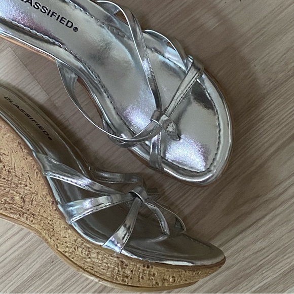 Silver Slip On Thong Strappy Sandal Platform Wedge Classified Size 6.5 New - Picture 11 of 13